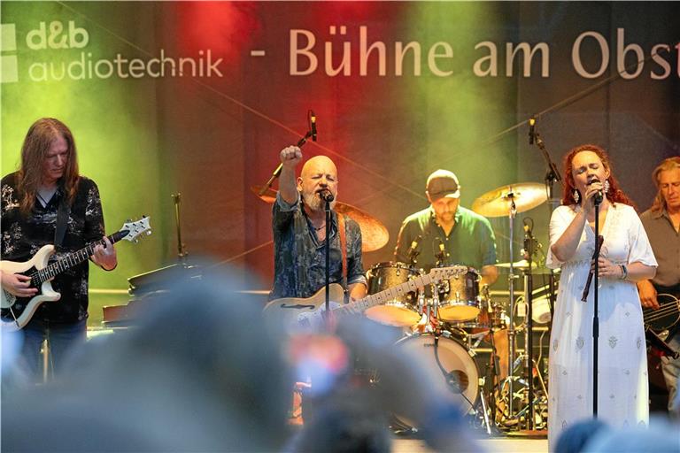 Vermutlich ein letztes Mal sorgt Wendrsonn auf der Bühne am Obstmarkt für Straßenfest-Stimmung. Foto: Alexander Becher