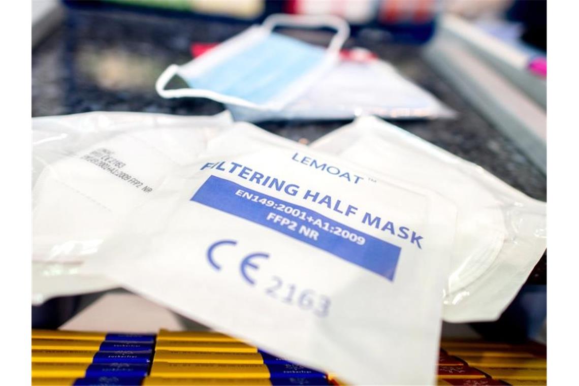 Verpackte FFP2-Masken liegen in einer Apotheke auf dem Verkaufstresen. Besonders gefährdete Personen wie Alte und Kranke sollen kostenlose FFP2-Masken erhalten. Foto: Hauke-Christian Dittrich/dpa