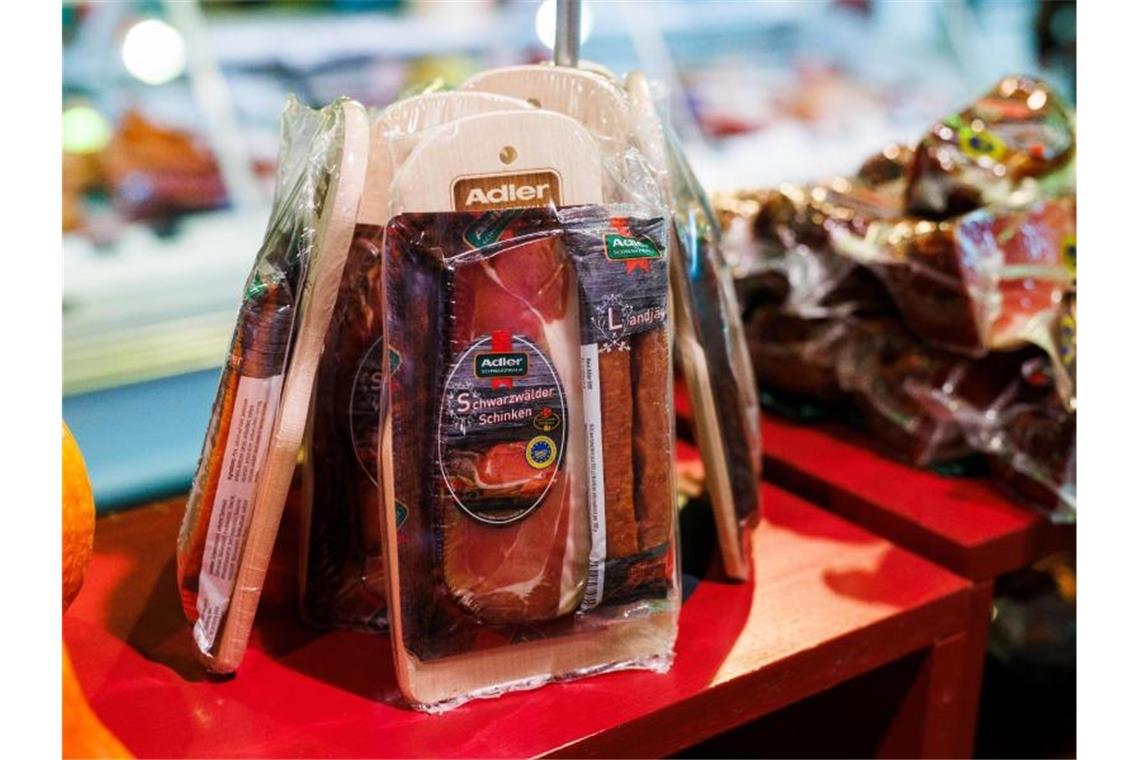Schwarzwälder Schinkenhersteller wollen beim Fleisch bleiben Verpackter Schwarzwälder Schinken steht im Werk der Firma Adler auf einem Regal. Foto: Philipp von Ditfurth/dpa/Archiv