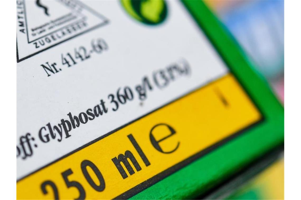 Verpackung eines Unkrautvernichtungsmittels, das den Wirkstoff Glyphosat enthält. Der Agrarchemie- und Pharmakonzern Bayer bekommt bei der angestrebten Einigung im milliardenschweren US-Glyphosatstreit erneut Gegenwind. Foto: Patrick Pleul/dpa-Zentralbild/dpa