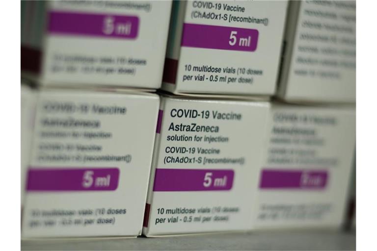 Verpackungen mit dem Corona-Impfstoff von AstraZeneca. Foto: Matthias Bein/dpa-Zentralbild/dpa