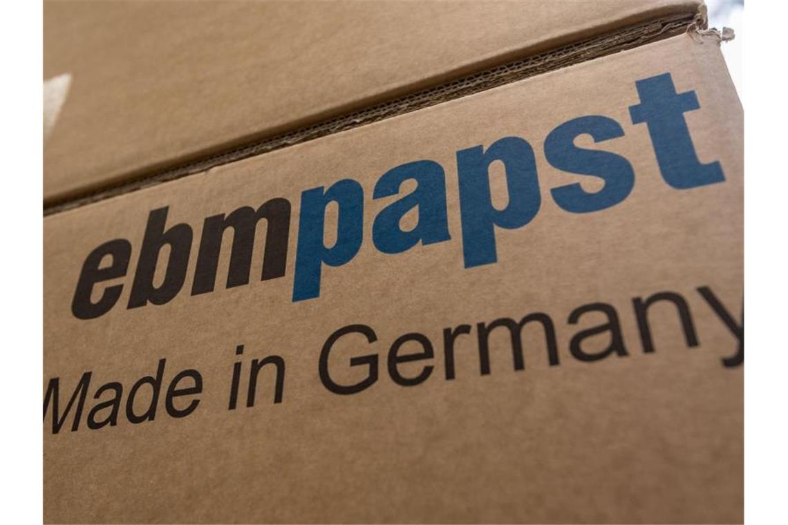 Verpackungen von ebm-papst stehen in einem Logistikzentrum. Foto: picture alliance / Daniel Maurer/dpa/Symbolbild