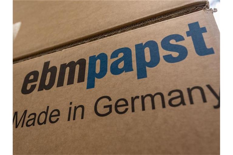 Verpackungen von ebm-papst stehen in einem Logistikzentrum. Foto: picture alliance / Daniel Maurer/dpa/Symbolbild