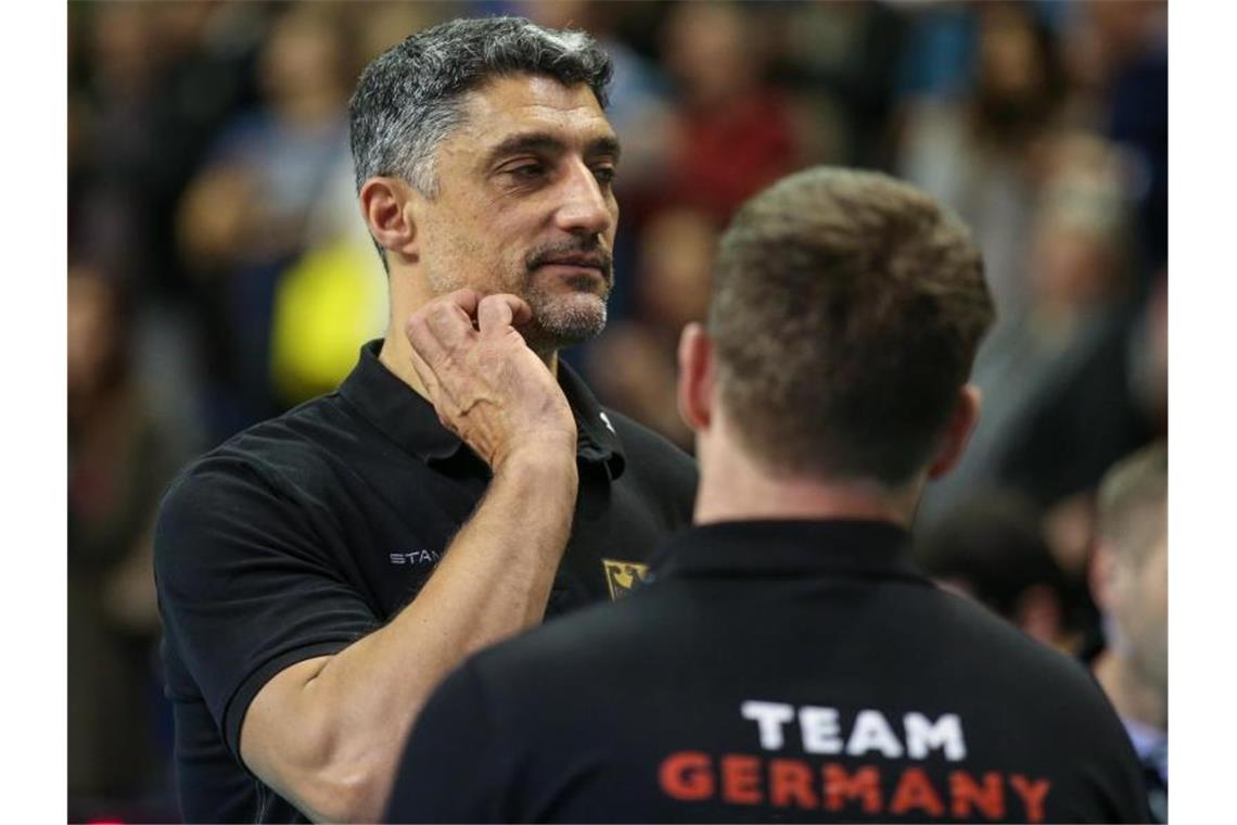 Verpasste mit Deutschlands Volleyballern die Olympia-Qualifikation: Bundestrainer Andrea Giani. Foto: Andreas Gora/dpa