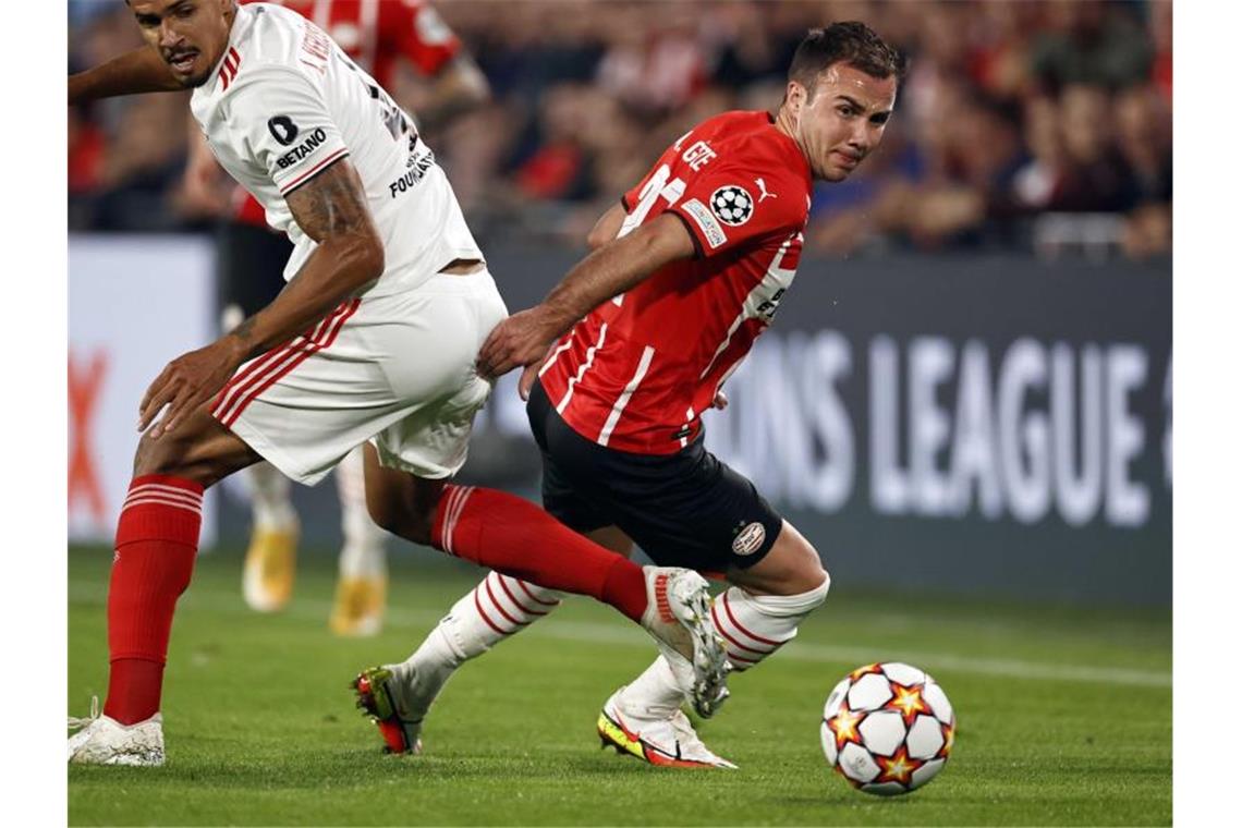 Verpasste mit Eindhoven gegen Benfica Lissabon die Königsklasse: Mario Götze (r). Foto: Maurice Van Steen/ANP/dpa