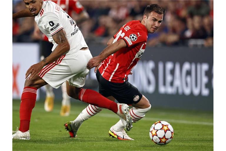 Verpasste mit Eindhoven gegen Benfica Lissabon die Königsklasse: Mario Götze (r). Foto: Maurice Van Steen/ANP/dpa