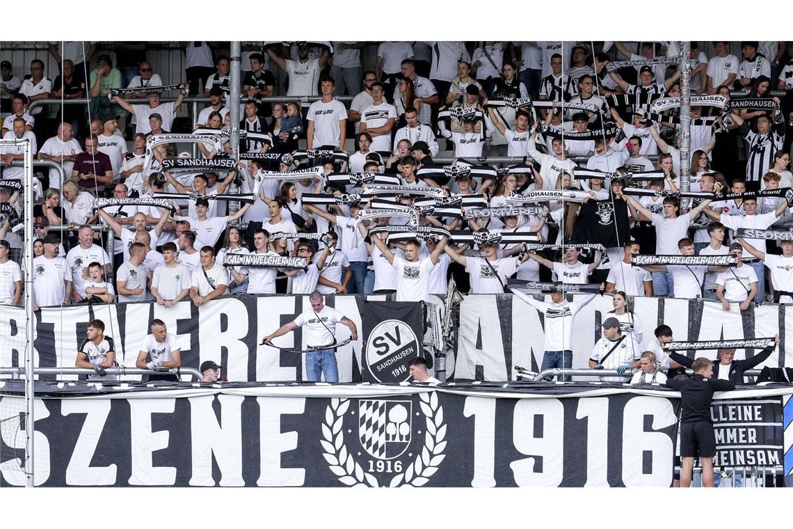 Kickers-Fans fahren nach Sandhausen und attackieren Gäste-Anhänger Verpassten Teile des Spiels im Gazi-Stadion: Die Fans des SV Sandhausen (Archivbild).