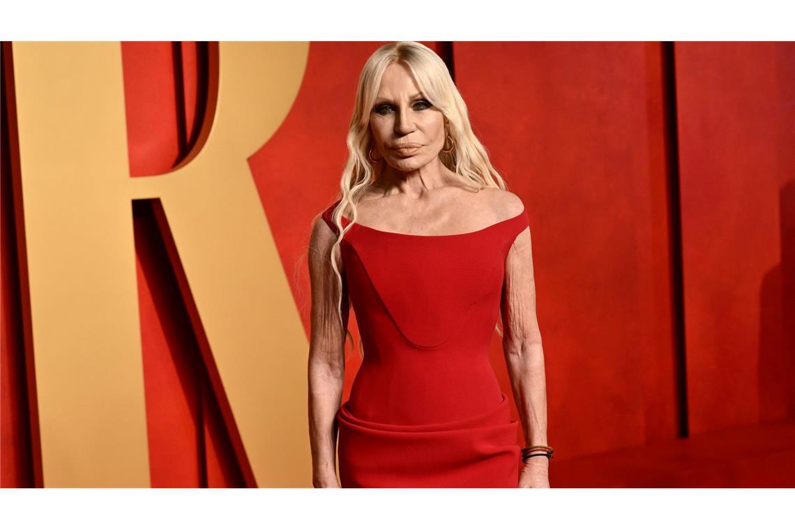 Versace - hier die Schwester von Firmengründer Gianni Versace, Donatella - gehört nun komplett zu Prada. (Archivbild)