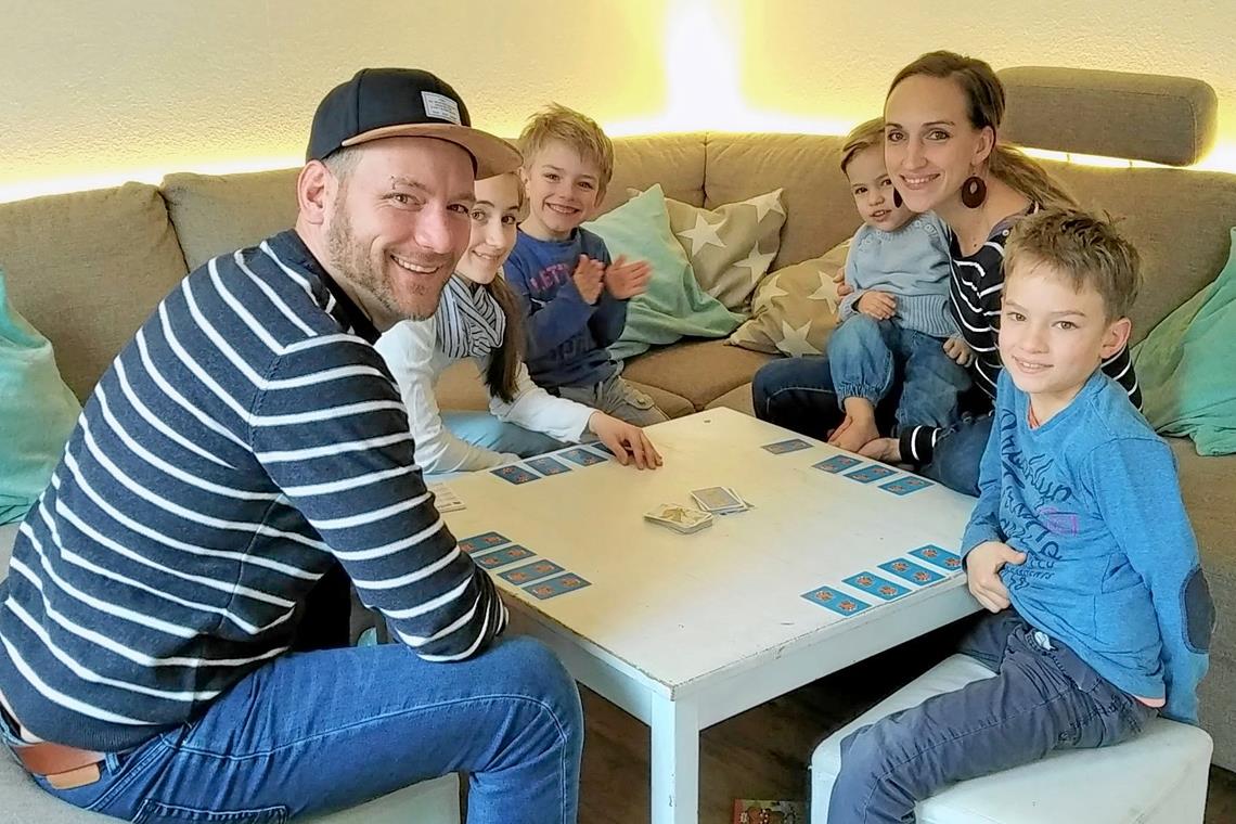 Versammeln sich als Familie oft abends um den Tisch und spielen gemeinsam (von links): Franz, Sofia, Jona, Noah, Katharina und Levi Hauguth. Die Zufriedenheit aller ist hoch, weil die Mutter keiner Doppelbelastung ausgesetzt ist und sich voller Elan um die Kinder und den Haushalt kümmert. Foto: privat