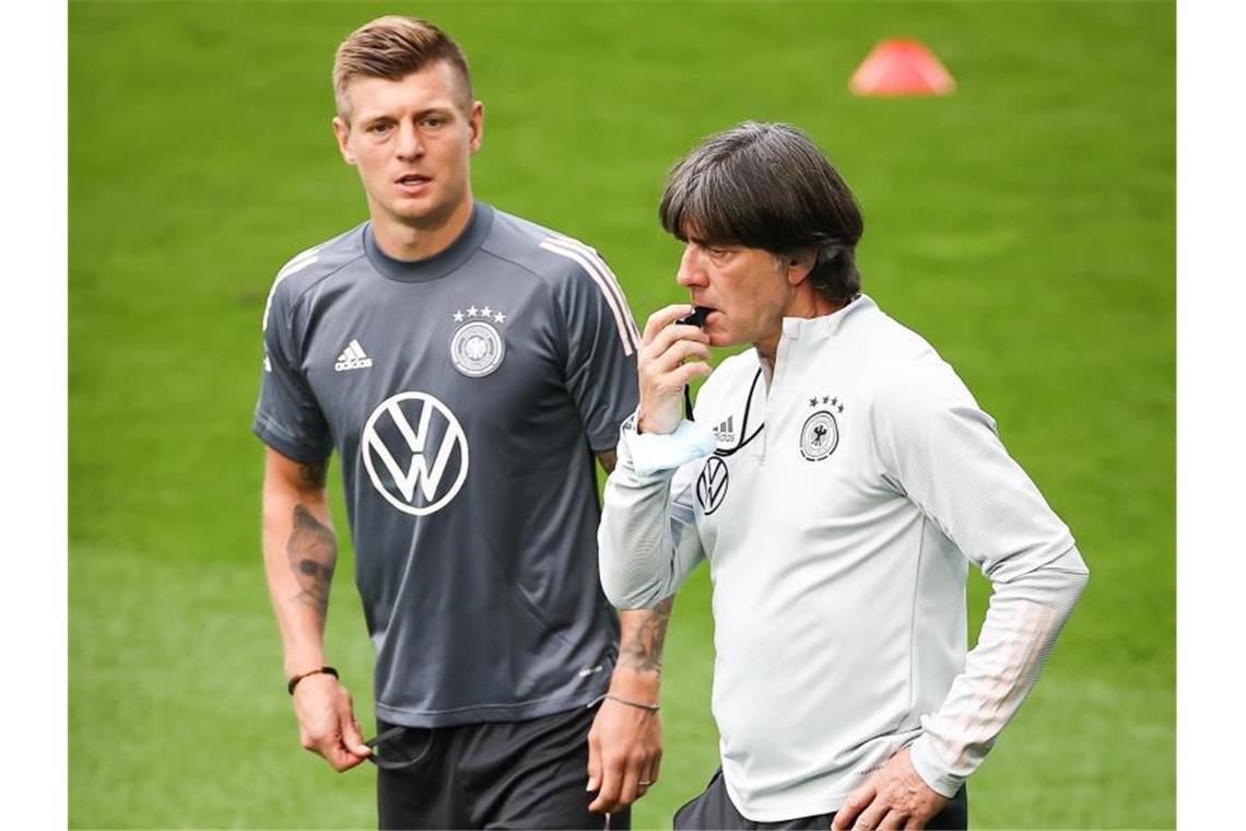 Das bringt die Fußball-Woche: WM-Quali, U21, Königsklasse Versammelt seine Nationalspieler in Düsseldorf: Bundestrainer Joachim Löw (r). Foto: Christian Charisius/dpa