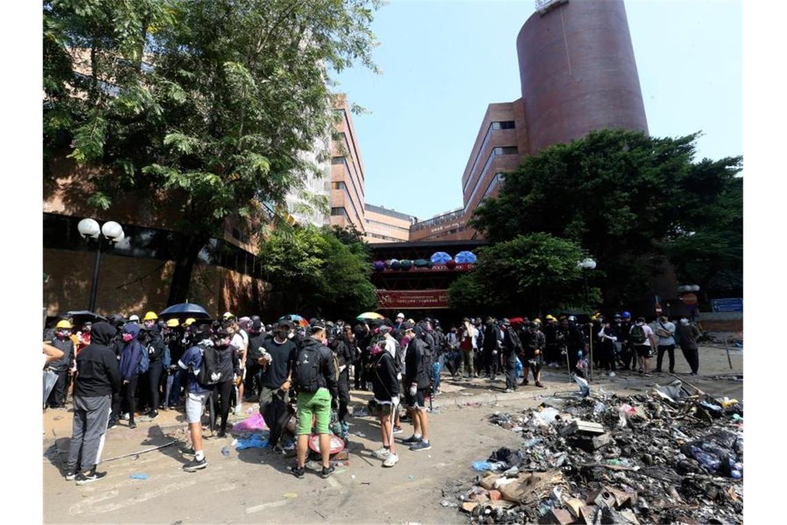 Blamage für Hongkonger Regierung: Vermummungsverbot gekippt Versammlung vor der Polytechnischen Universität: Trotz eines Polizeiverbots haben in Hongkong wieder Zehntausende Menschen gegen die Regierung protestiert. Foto: Achmad Ibrahim/AP/dpa