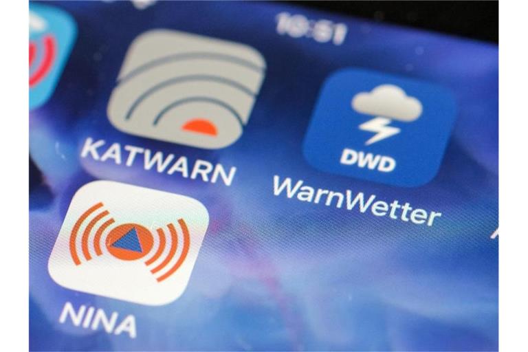 Verschiedene Apps warnen im Notfall - auch per SMS sind Informationen verfügbar. Foto: Jens Kalaene/dpa/Symbolbild