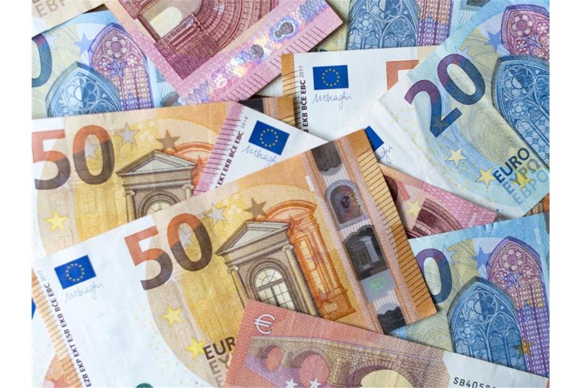 Studie: Viele Kommunen wollen Steuern und Gebühren erhöhen Verschiedene Banknoten liegen auf einem Tisch. Foto: Monika Skolimowska/zb/dpa/Archivbild