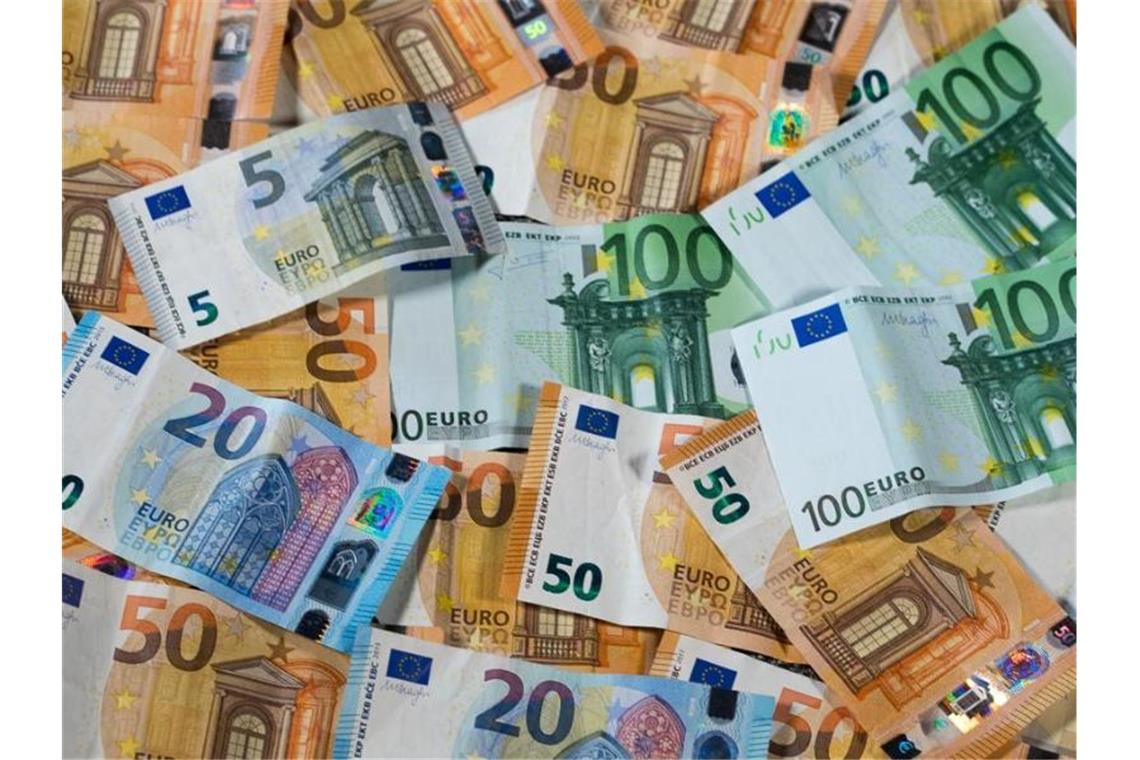 Verschiedene Euro-Geldscheine liegen auf einem Haufen. Foto: Jens Büttner/zb/dpa