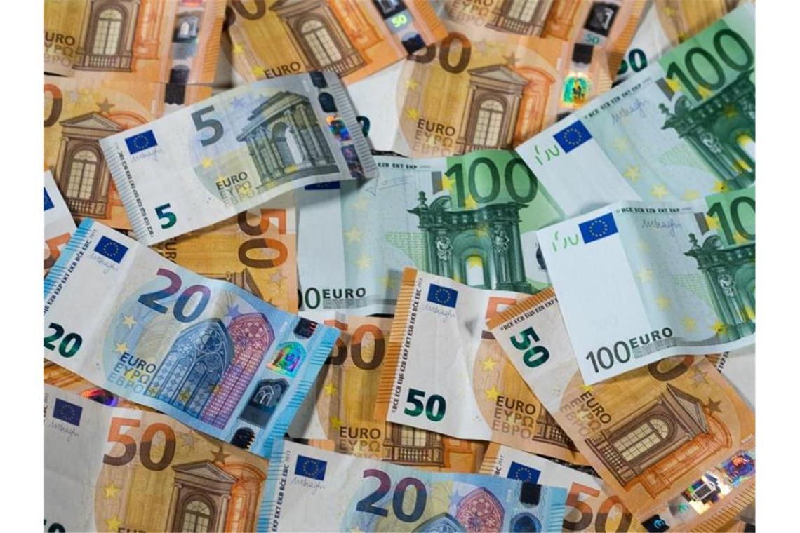 Verschiedene Euro-Geldscheine liegen auf einem Tisch. Foto: Jens Büttner/Archivbild