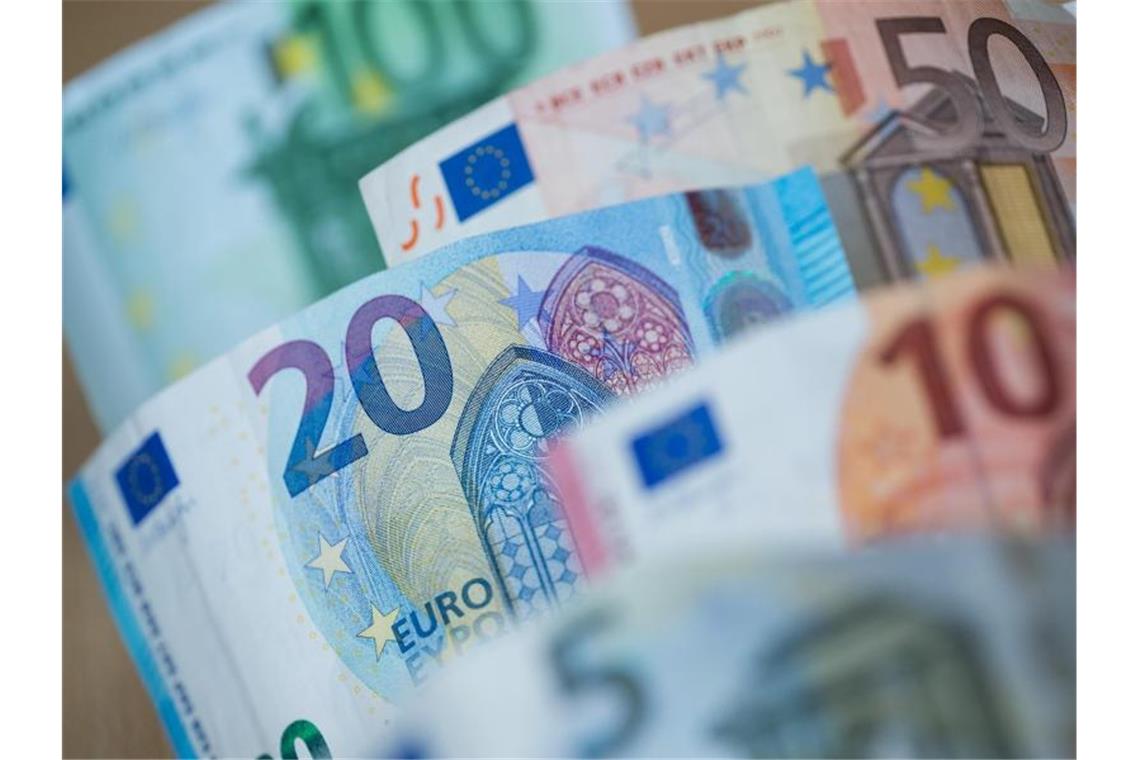 Verschiedene Euro-Scheine liegen auf einem Tisch. Foto: Daniel Karmann/Archivbild
