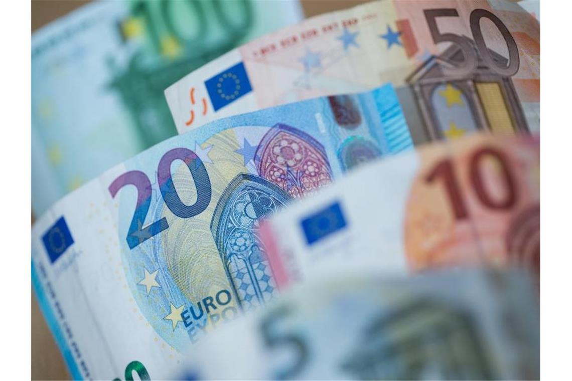 Verschiedene Euro-Scheine sind zu sehen. Foto: Daniel Karmann/Archivbild