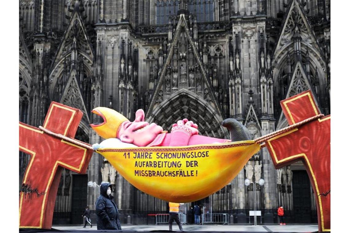 Nach Gutachten: Erzbischof Heße bietet Papst Amtsverzicht an Verschiedene Initiativen, die sich mit der Aufarbeitung des sexuellen Missbrauchs von Kindern durch Priester in der katholischen Kirche befassen, protestierten am Tag vor der Veröffentlichung des Gutachtens vor dem Kölner Dom. Foto: Oliver Berg/dpa