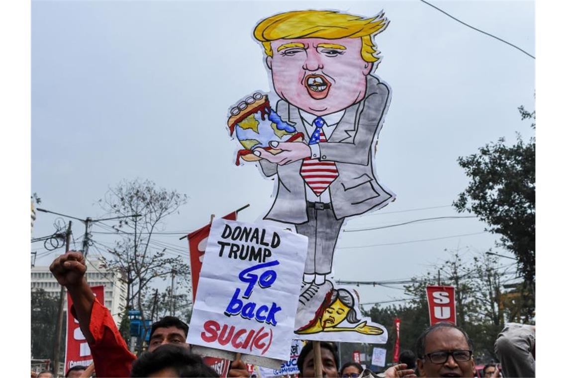 Furcht vor Huawei: Trump macht Indien Druck beim Thema 5G Verschiedene linke Organisationen und Studentengewerkschaften organisierten während des Besuchs von Trump in Indien Demonstrationen unter dem Leitspruch „Go back Donald Trump“. Foto: Debarchan Chatterjee/ZUMA Wire/dpa