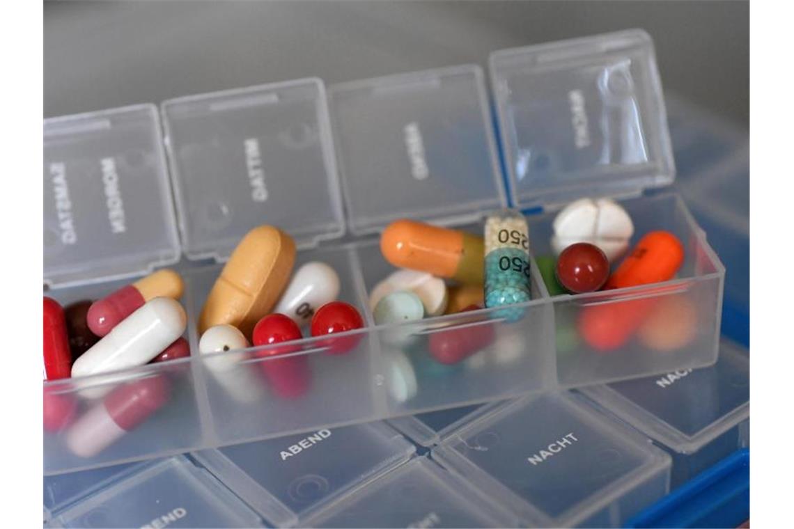 Verschiedene Medikamente in einer Pillendose. Foto: Hans-Jürgen Wiedl/dpa-Zentralbild/dpa/Symbolbild
