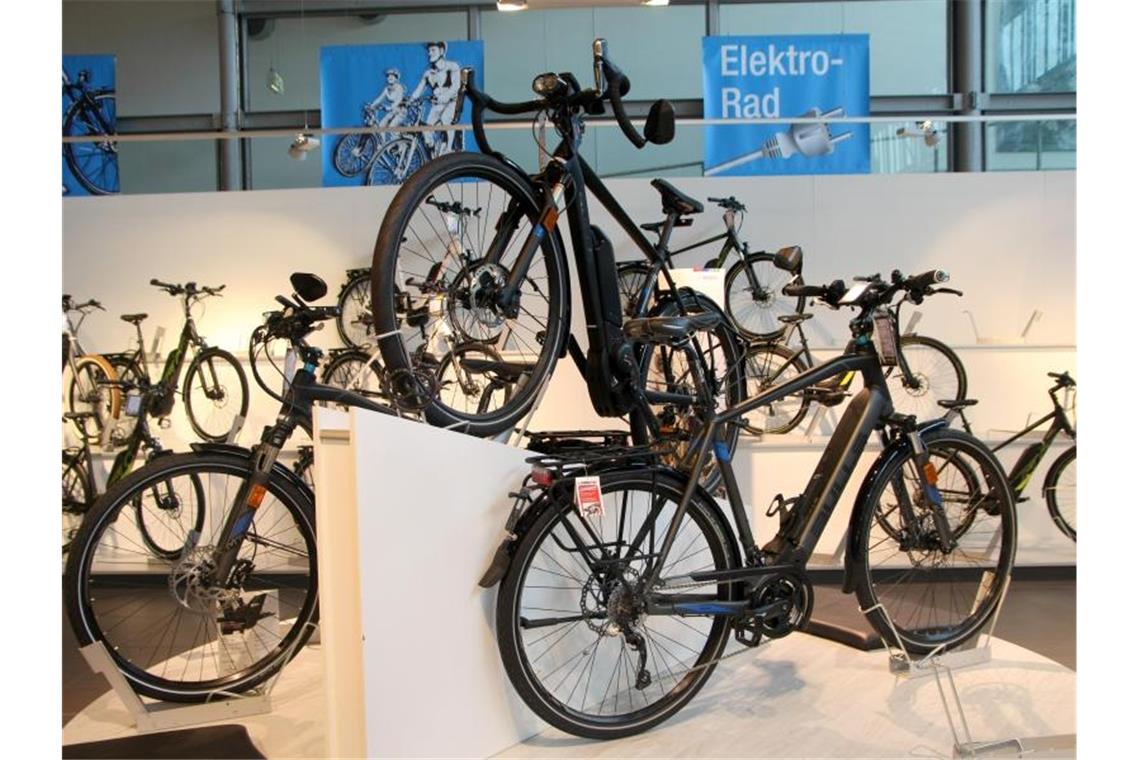 Verschiedene Modelle von Elektro-Fahrrädern sind in einem Fahrrad-Geschäft ausgestellt. Foto: Philipp Brandstädter/dpa/Archiv