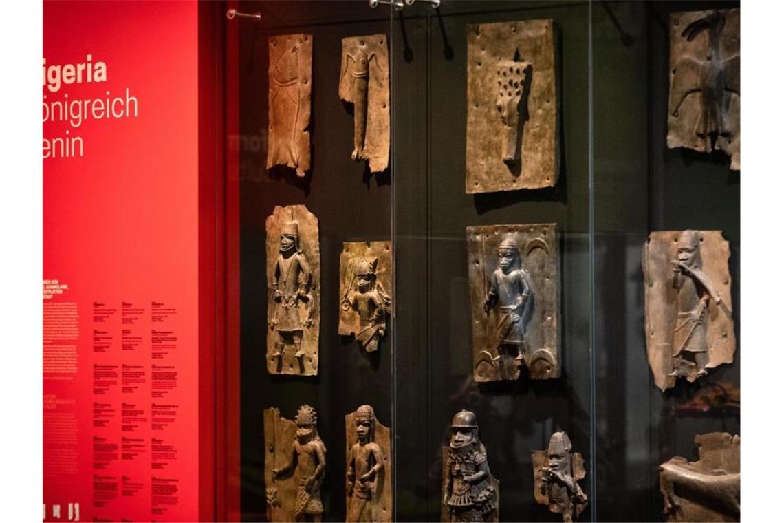 Museumsleiterin: Bronzen-Rückgabe ist Chance für Museen Verschiedene Reliefplatten aus Nigeria, sind in der „Afrika“ Ausstellung im Lindenmuseum in Stuttgart zu sehen. Foto: Christoph Schmidt/dpa