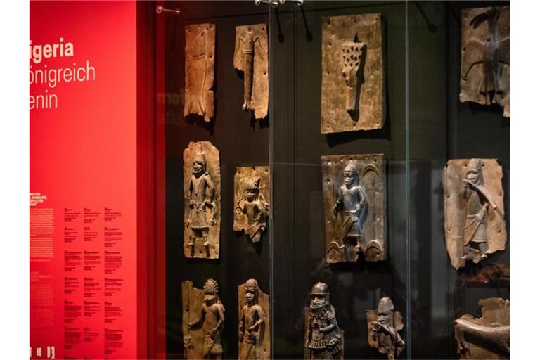 Verschiedene Reliefplatten aus Nigeria, sind in der „Afrika“ Ausstellung im Lindenmuseum in Stuttgart zu sehen. Foto: Christoph Schmidt/dpa