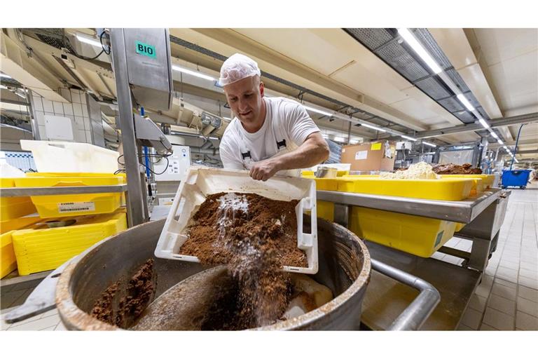 Verschiedene Rohstoffe zur Herstellung von Lebkuchenmasse liegen in der Produktion des Lebkuchenherstellers Schmidt zur Verarbeitung.