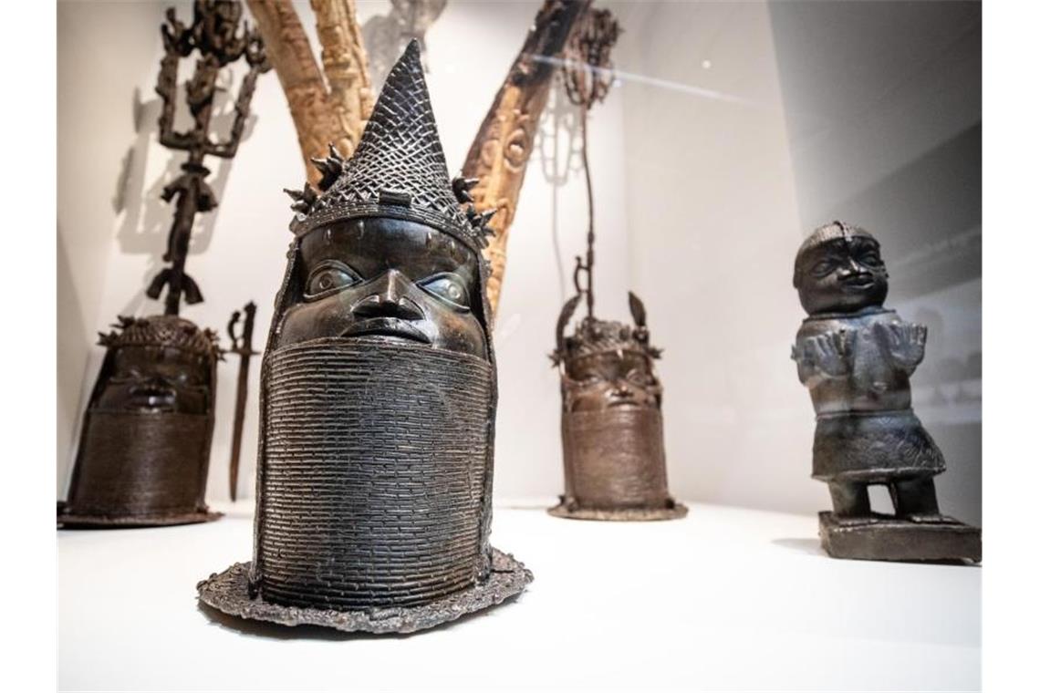 Verschiedene Skulpturen aus Nigeria, sind im Linden-Museum in Stuttgart zu sehen. Foto: Christoph Schmidt/dpa