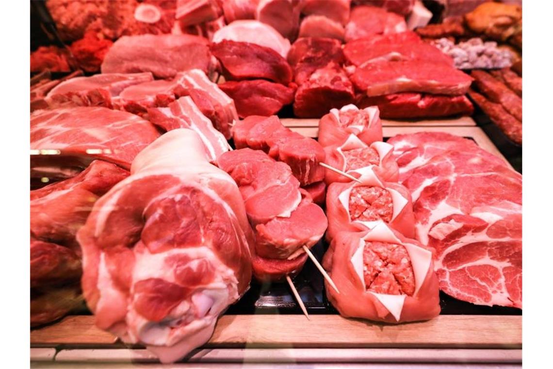 Verschiedene Sorten Fleisch liegen in einem Supermarkt. Die Preise für Fleisch sind zuletzt kräftig gestiegen. Foto: Jan Woitas/dpa-Zentralbild/dpa