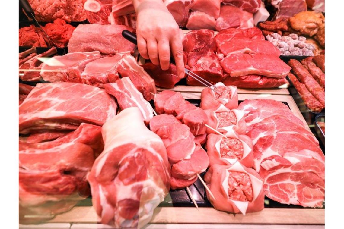 Verschiedene Sorten Schweinefleisch und Rindfleisch in einer Fleischtheke in einem Supermarkt. Foto: Jan Woitas/dpa-Zentralbild/dpa