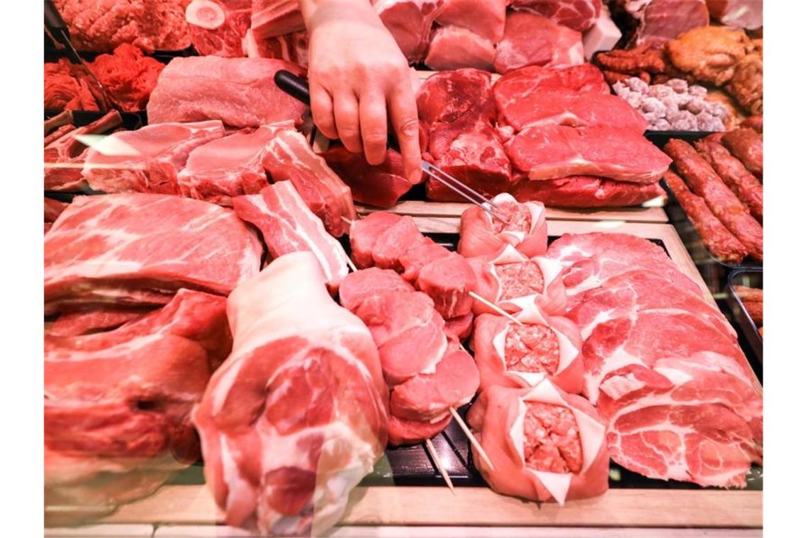 Verschiedene Sorten Schweinefleisch und Rindfleisch liegen in einer Fleischtheke in einem Supermarkt. Foto: Jan Woitas/dpa-Zentralbild/dpa