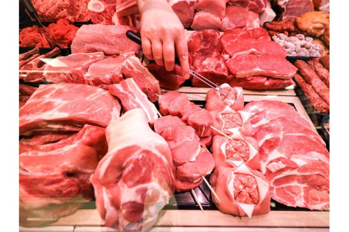 Verschiedene Sorten Schweinefleisch und Rindfleisch liegen n einer Fleischtheke in einem Supermarkt. Foto: Jan Woitas/dpa-Zentralbild/dpa