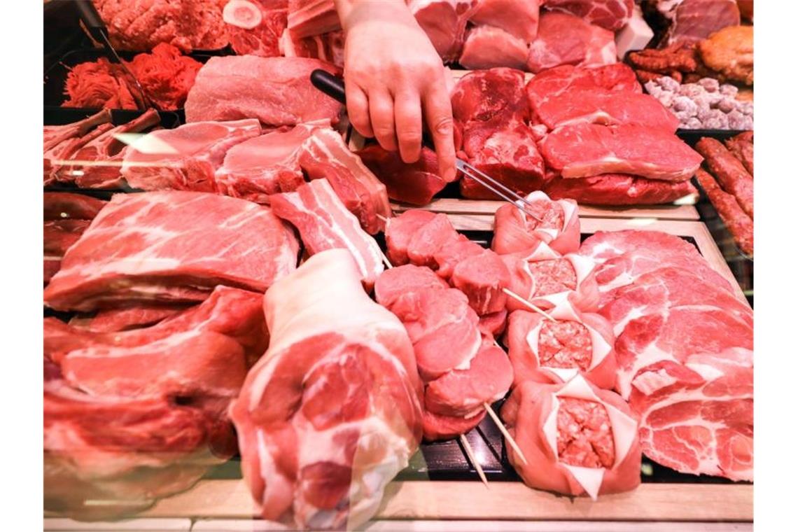 Verschiedene Sorten Schweinefleisch und Rindfleisch liegen in einer Fleischtheke. Foto: Jan Woitas/dpa-Zentralbild/dpa/Symbolbild