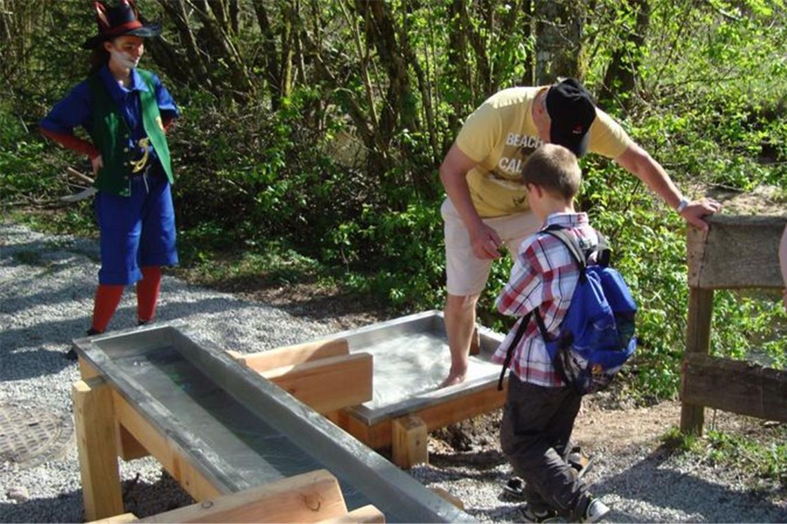 Mit Fuxi die Natur entdecken Verschiedene Stationen laden die Kinder zum Spielen ein. Foto: Gemeinde Mainhardt