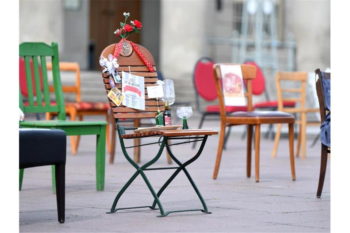 Verschiedene Stühle aus Weimarer Restaurants stehen auf dem Theaterplatz. Foto: Martin Schutt/dpa-Zentralbild/dpa