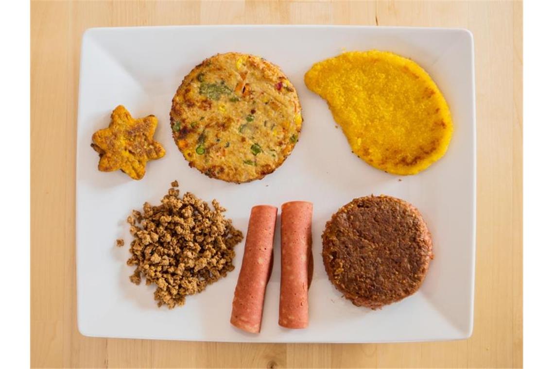 Verschiedene vegane und vegetarische Fleischersatzprodukte liegen auf einem Teller. Foto: Andreas Arnold/dpa