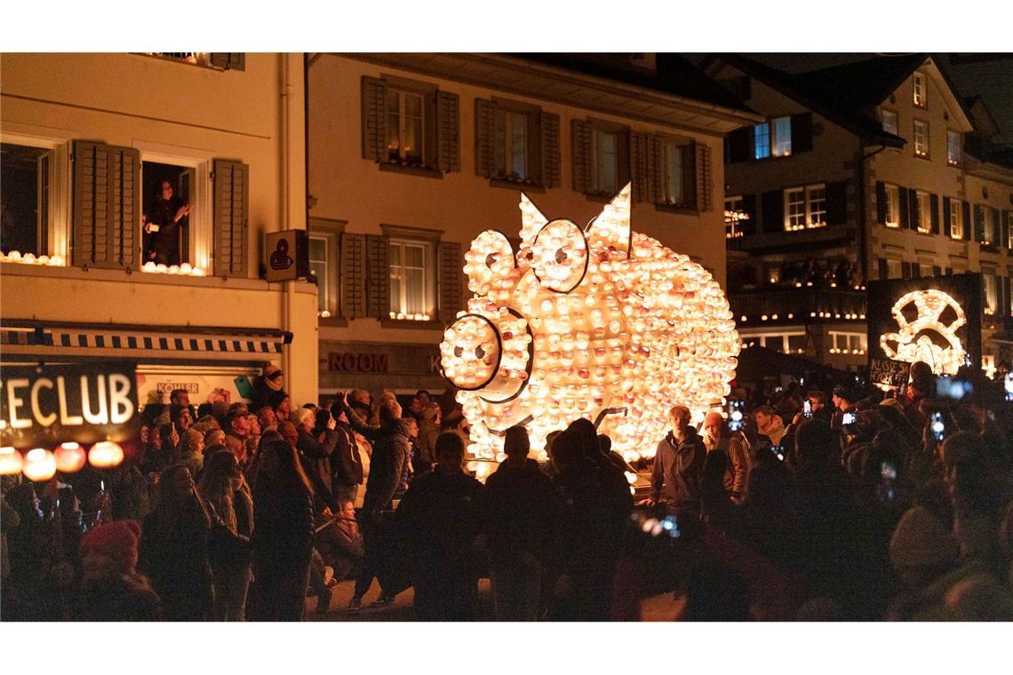 Verschiedenen Objekte aus ausgehöhlten Rüben mit Kerzen, werden bei dem traditionellen Raebechilbi-Umzug durch Richterswil gezeigt.