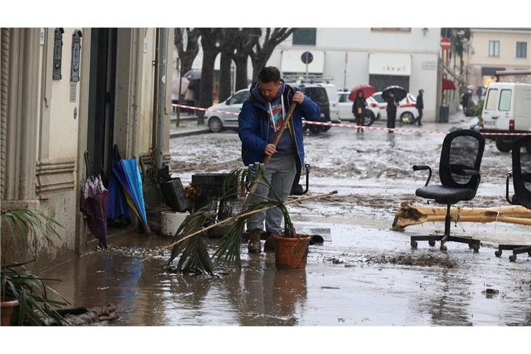 Verschlammte Häuser, blockierte Straßen und Stromausfälle - die schweren Unwetter der vergangenen Tage haben in Mittel- und Norditalien eine Spur der Verwüstung hinterlassen.