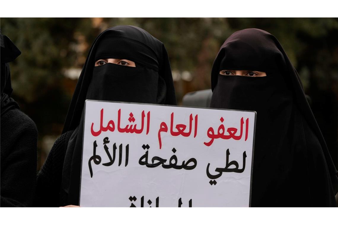 Verschleierte Frauen fordern eine Generalamnestie für islamistische Gruppen