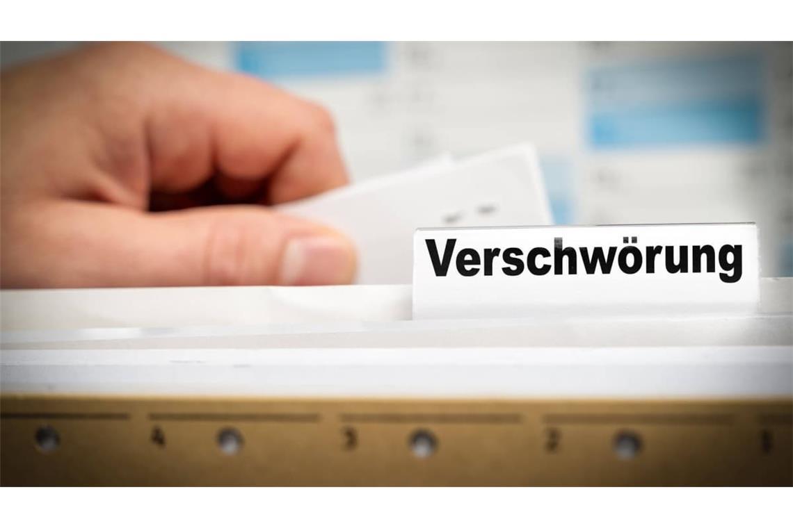 Verschwörungsmythen können sich erfolgreich halten, weil sie gerade in chaotisch scheinenden Zeiten, in denen große (Um-)Brüche stattfinden, vermeintlich sinnstiftend sind.