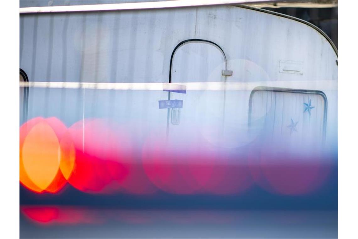 Bürgermeister von Lügde: Hunderte Hassmails und Drohanrufe Versiegelter Campingwagen des mutmaßlichen Täters auf einem Campingplatz in Lügde. Foto: Guido Kirchner