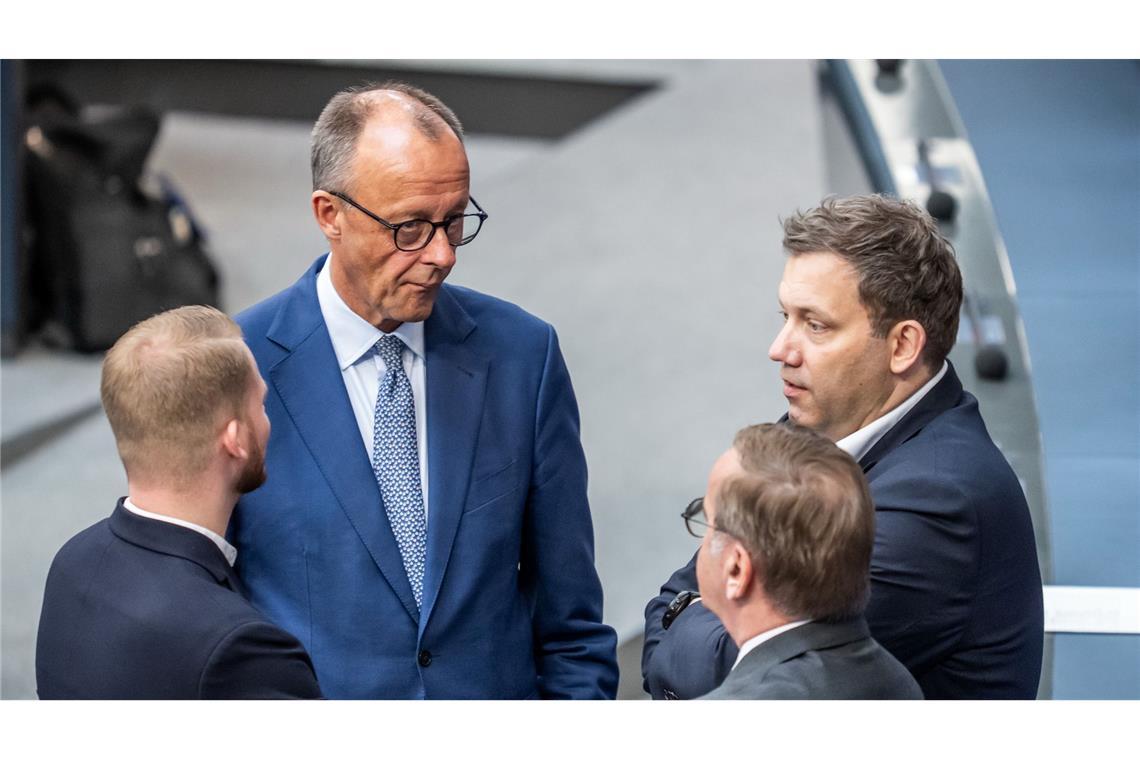 Koalition: Versöhnliche Töne angesichts vieler Baustellen Versöhnliche Tonlage: Kanzler Merz spricht mit SPD-Generalsekretär Klüssendorf (links) und SPD-Chef Klingbeil (ganz rechts) im Bundestag. (Archivbild)