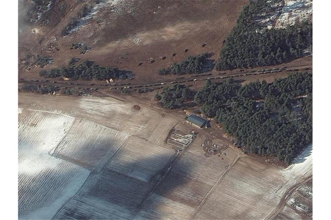 Großbritannien: Russische Kolonne nahe Kiew zerstreut Versorgungslastwagen und mehrere wahrscheinliche Raketenwerfer in Schussposition in Berestyanka, Ukraine. Foto: Uncredited/Maxar Technologies via AP/dpa