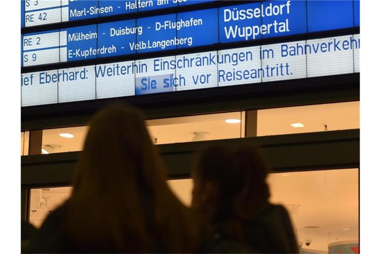 Verspätung: Die EU-Verkehrsminister prüfen, ob Bahn-Unternehmen auch in Fällen höherer Gewalt ihre Fahrgäste entschädigen müssen. Foto: Caroline Seidel