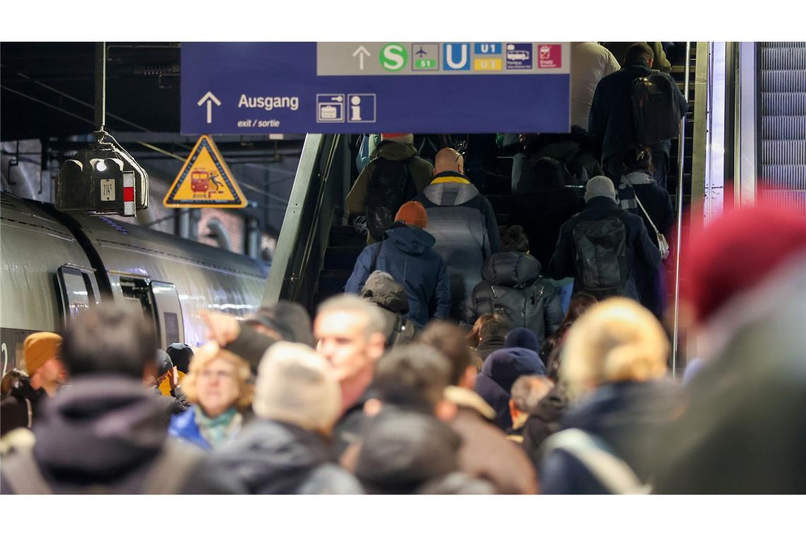 Sturmtief trifft die Bahn: Jeder zweite Fernzug verspätet Verspätungen, Zugausfälle - im Bahnverkehr im Norden gibt es etliche Schwierigkeiten.