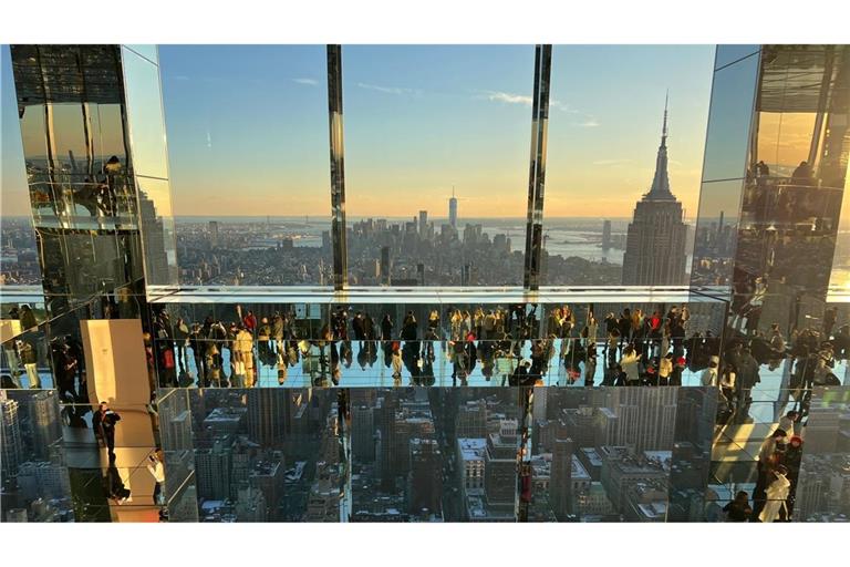 Verspiegelter Blick aufs Empire State Building.