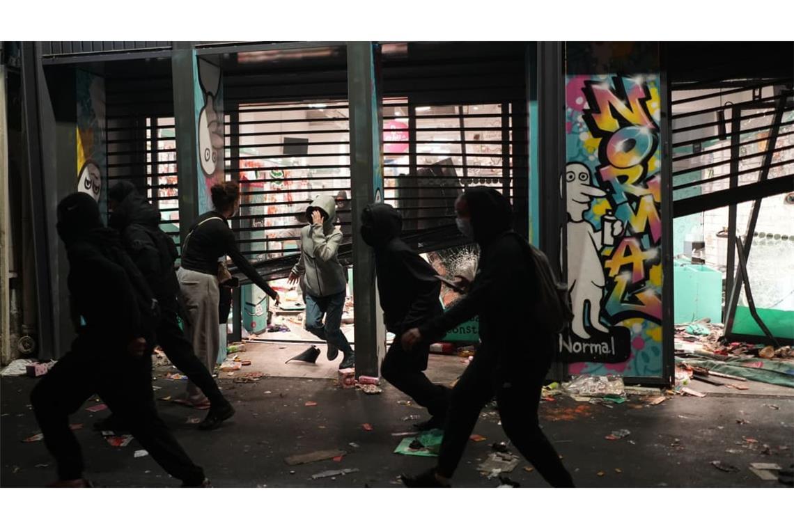 Verständliche Wut? Demonstranten laufen in Paris an einem geplünderten Geschäft vorbei.