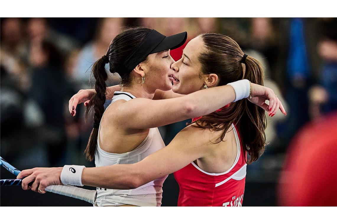 Verstehen sich abseits des Feldes prächtig: Eva Lys (l) und Zeynep Sonmez. (Archivbild)