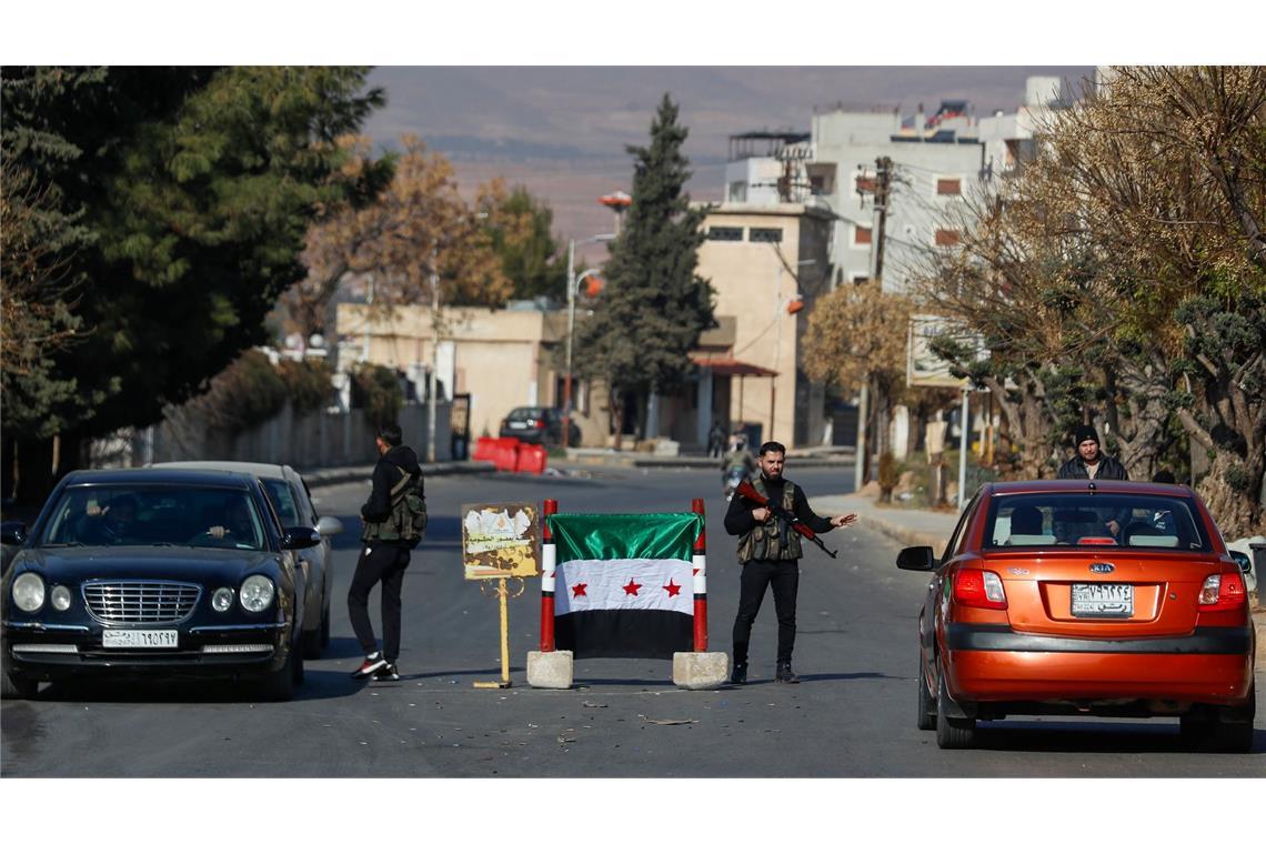 Assad gestürzt: Syrien zwischen Jubel und Ungewissheit Versuch, die Ordnung wiederherzustellen: Straßenposten in Damskus.
